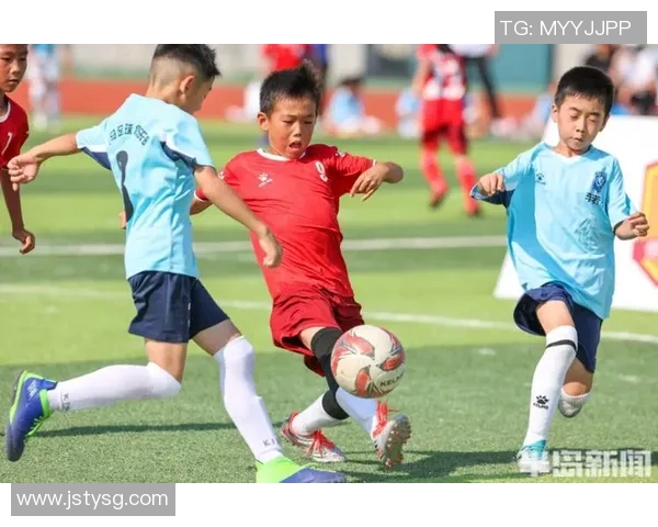 美工区足球明星欣赏活动让孩子们感受足球魅力与艺术创意的完美结合